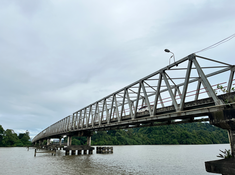 PEMBATASAN KENDARAAN: Pihak BPJN dan Satker lakukan penanganan Jembatan Sei Kayan penghubung antara Tanjung Selor dan Tanjung Palas. (FAISAL/HRK)