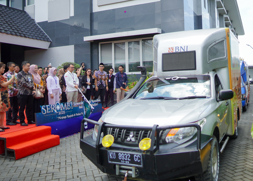 KICK OFF: KPwBI Kaltara secara simbolis melepas mobil kas keliling dalam layanan penukaran uang rupiah, Selasa (4/3) lalu. (KPwBI KALTARA UNTUK HRK)