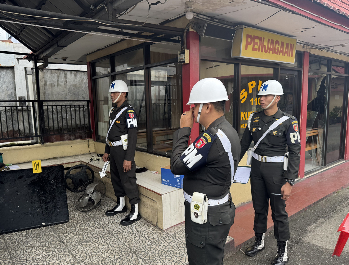 OLAH TKP: Petugas saat melakukan olah TKP pasca penyerangan di SPKT Mako Polres Tarakan yang terjadi pada 22 Februari lalu. (SEPTIAN ASMADI/HRK)