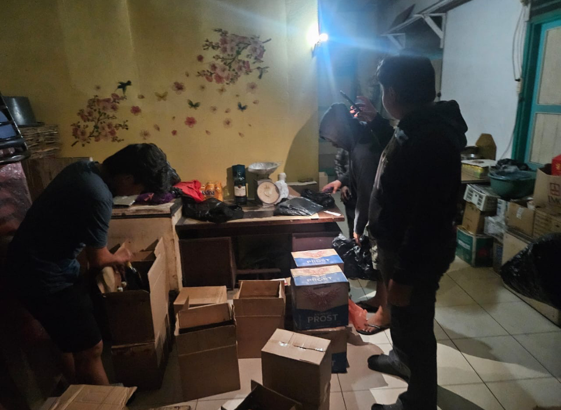 OPERASI PEKAT: Personel Polres Tarakan memeriksa pemilik ratusan miras tak berizin, Rabu (5/3). (POLRES TARAKAN UNTUK HRK)