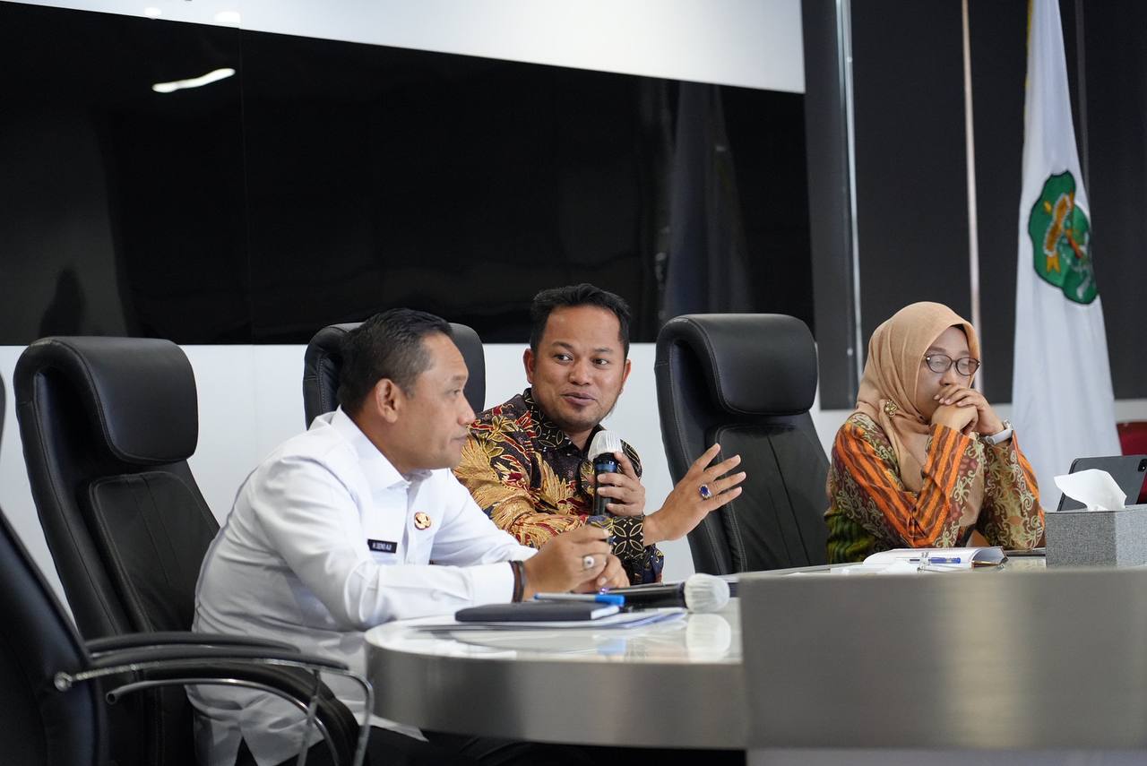 EVALUASI KINERJA: Gubernur Kaltim Rudy Seno dan Wakil Gubernur Seno Aji saat melakukan evaluasi kinerja perangkat daerah dan menilai masih banyak yang perlu dibenahi. (SENO/ADPIMPROV KALTIM)