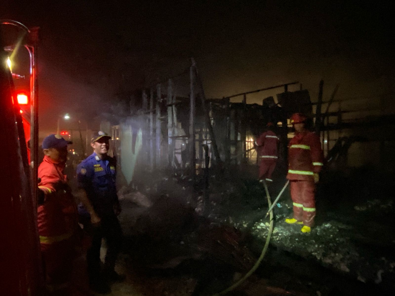 PADAM: Tim BPBD Berau saat melakukan pemadaman di  rumah korban yang terbakar, pada Jumat (7/3)  pukul 03.30. (ARTA KUSUMA YUNANDA/BP)