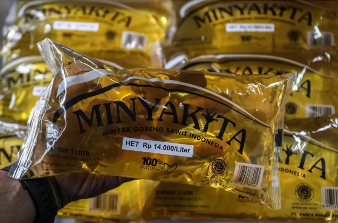 Kementerian Perdagangan meluncurkan minyak goreng curah kemasan sederhana dengan harga Rp14.000 per liter.FOTO:MIFTAHULHAYAT/JAWA POS