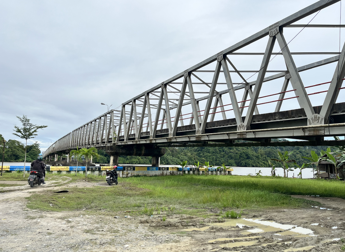 MASIH PERBAIKAN: Jembatan Sei Kayan jadi alur distribusi bahan kebutuhan pokok masyarakat, terutama di wilayah Tanjung Palas Utara, KTT hingga Malinau. (FAISAL/HRK)