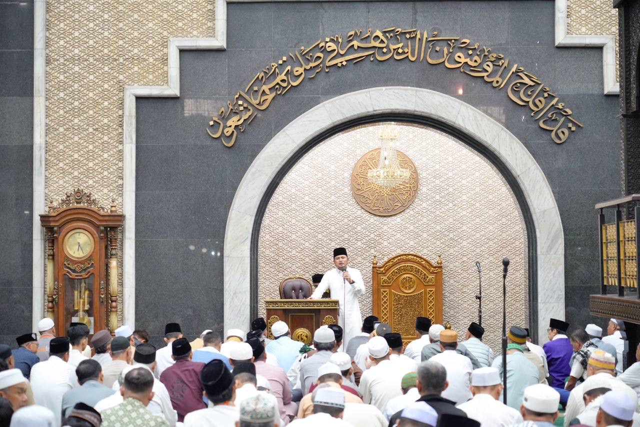 SAFARI RAMADAN: Gerakan Salat Subuh Berjemaah yang dilakukan Gubernur Kaltim Rudy Mas&rsquo;ud dan Wakil Gubernur Seno Aji berlanjut di Masjid Raya Darussalam. (HUDA/ADPIMPROV KALTIM)