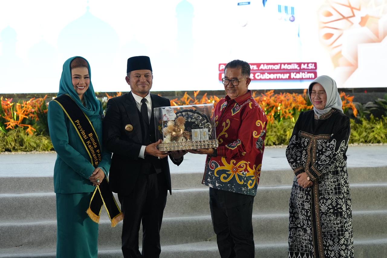 BERI KENANG-KENANGAN: Gubernur Rudy Mas&rsquo;ud didampingi Bunda Harum memberikan kenang-kenangan kepada mantan Pj Gubernur Kaltim Akmal Malik dan istri, saat pisah sambut. (SENO/ADPIMPROV KALTIM)