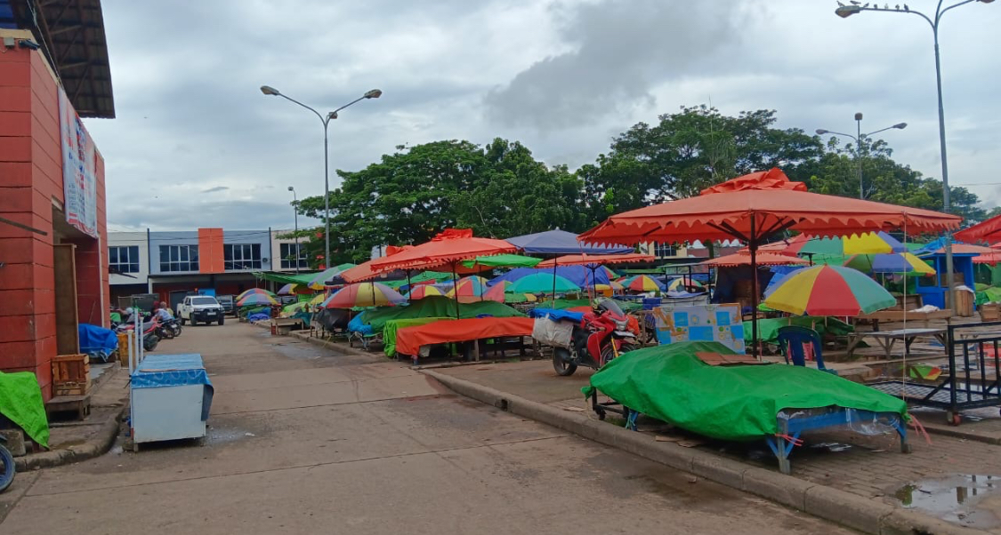AKAN DIUBAH: Pasar subuh yang berada di halaman parkir belakang Pasar Sanggam Adji Dilayas rencananya akan diubah menjadi pasar senja. (ARTA KUSUMA YUNANDA/BP)