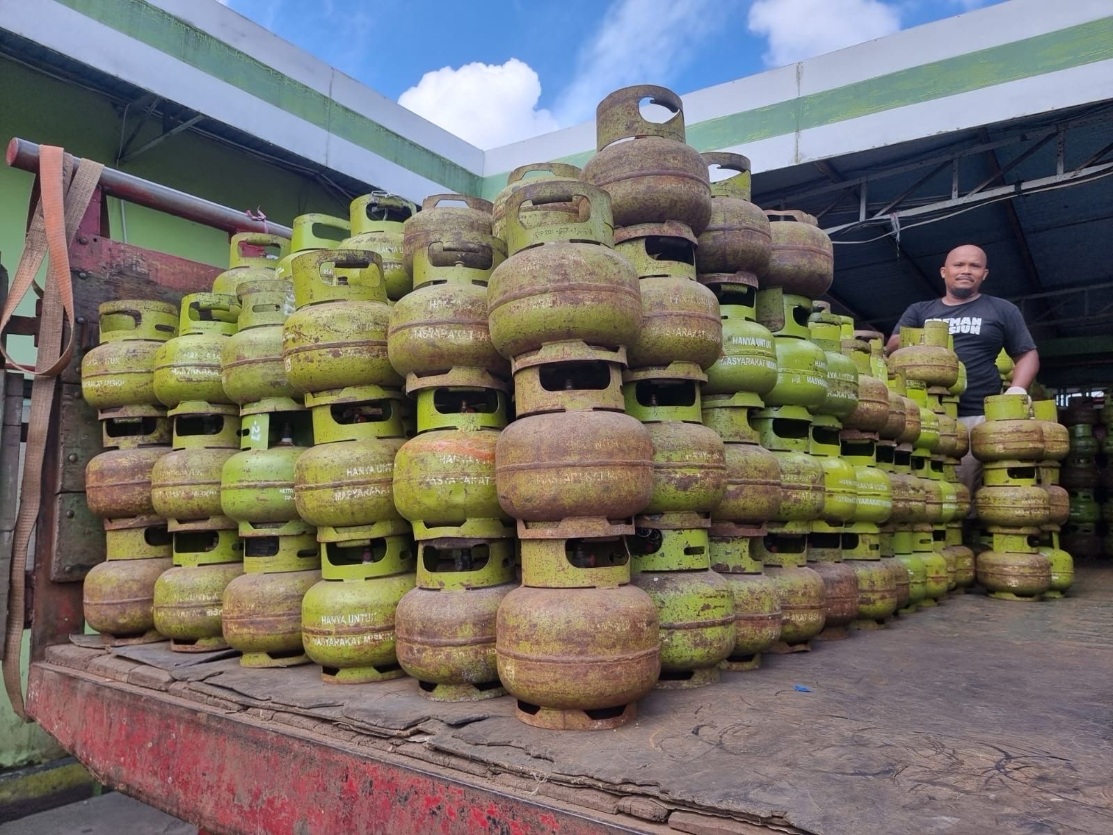 BAKAL DITINDAK: Polisi menerima keluhan masyarakat adanya dugaan penjualan LPG 3 Kg di atas HET yang sudah ditetapkan. (SEPTIAN ASMADI/HRK)