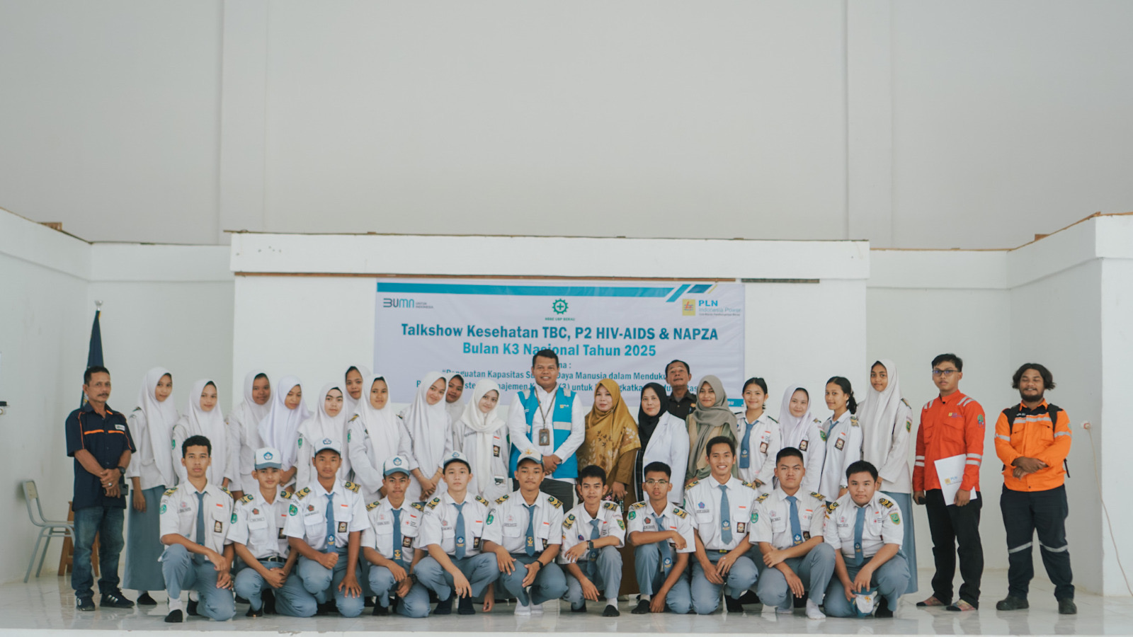 ABADIKAN MOMEN : Tim K3L PLN IP UBP Berau saat mengabadikan momen bersama para guru dan pelajar SMK Negeri 2 Berau. (PLN IP UBP BERAU UNTUK BP)