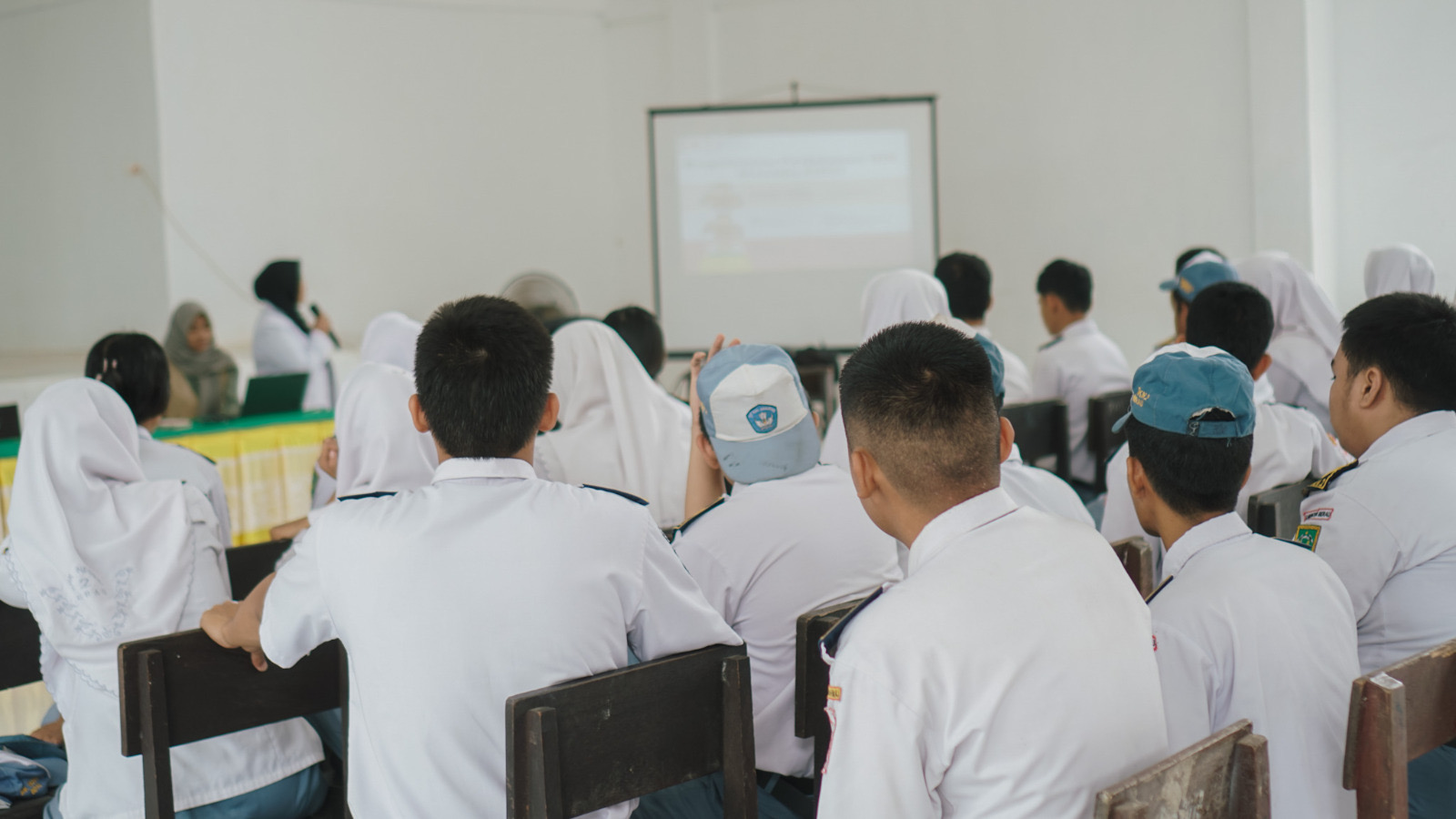 MENDENGARKAN : Sesi penyampaian edukasi bahaya HIV/AIDS dan narkoba. (PLN IP UBP BERAU UNTUK BP)