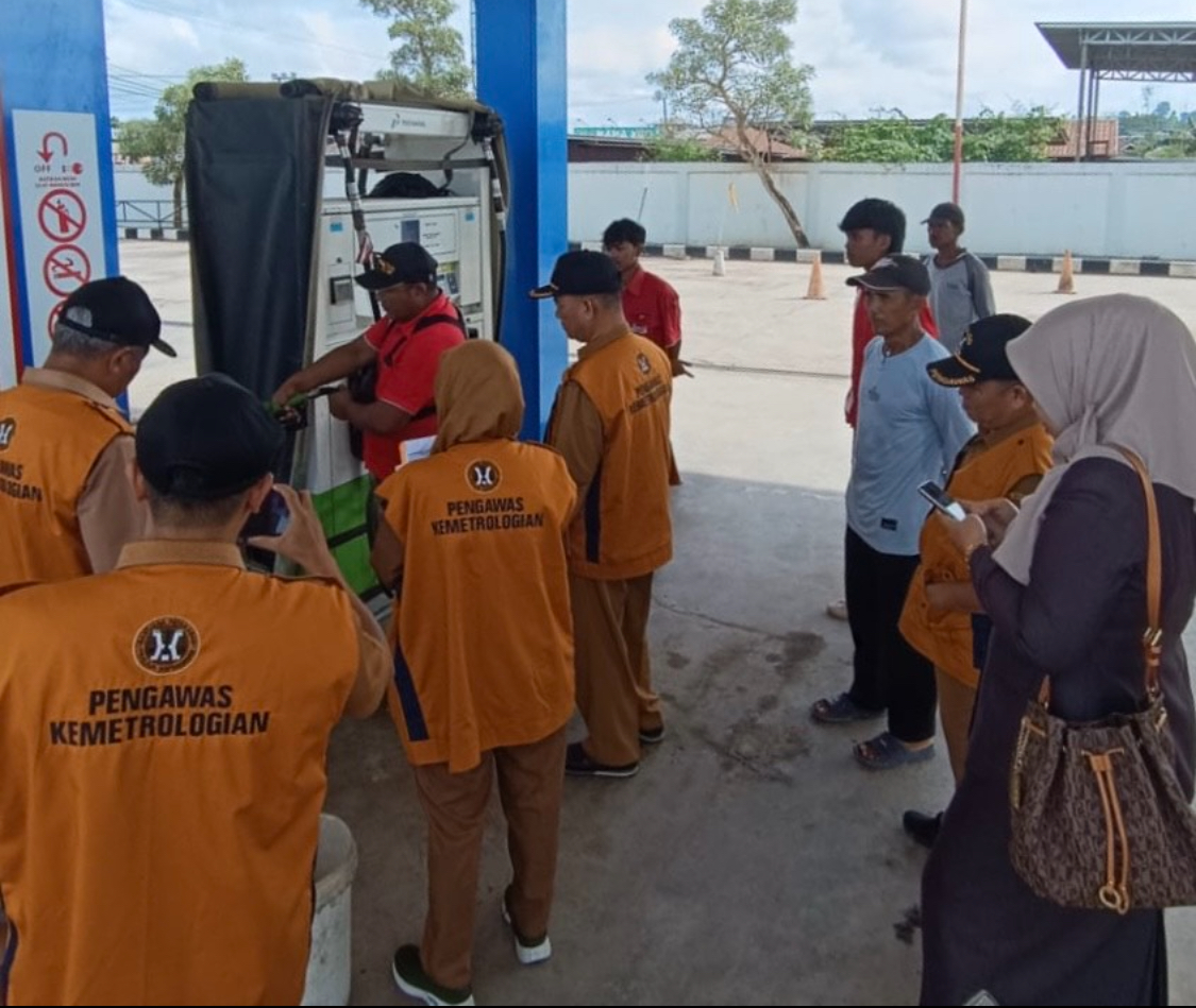 LINDUNGI KONSUMEN: Diskoperindag Berau laksanakan pengawasan pelaksanaan uji tera pada beberapa SPBU di Kabupaten Berau. (SENO/BP)