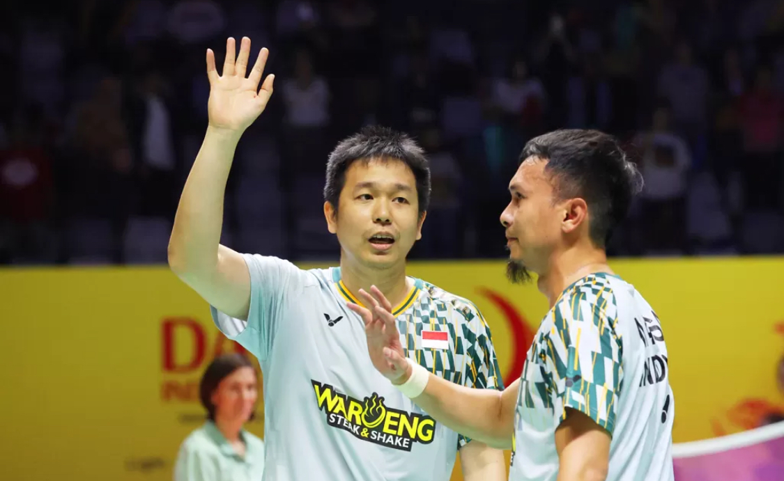 Pasangan ganda putra Indonesia Mohammad Ahsan/Hendra Setiawan menyapa para supporter usai pertandingan pada babak 16 besar Daihatsu Indonesia Masters 2025. (Dery Ridwansah/ JawaPos.com)