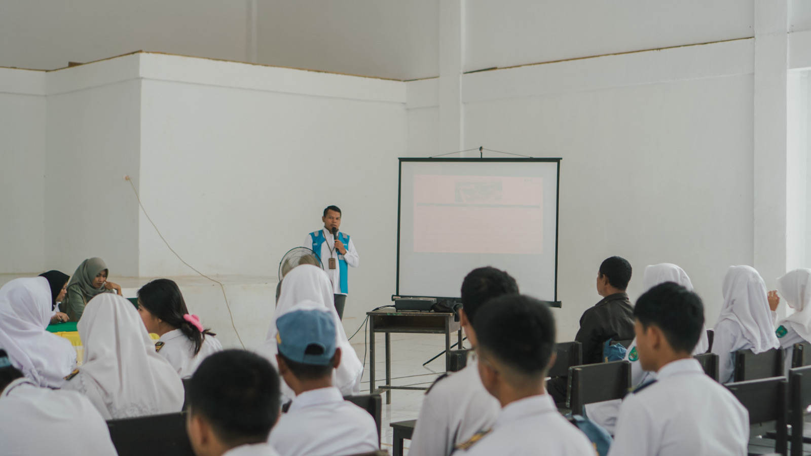 EDUKASI : SPS Operasi & K3L PLN Indonesia Power UBP Berau Agus Budiarto  saat memaparkan materi di SMK Negeri 2 Berau. (PLN IP UBP BERAU UNTUK BP)