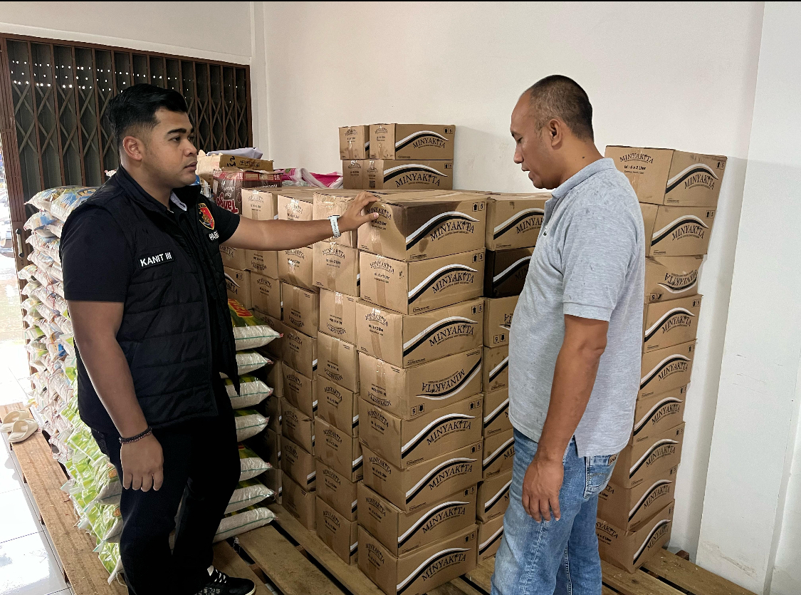 SIDAK: Unit Tipiter Polres Berau saat melakukan sidak di beberapa toko sembako kemarin. (ADAM/BP)