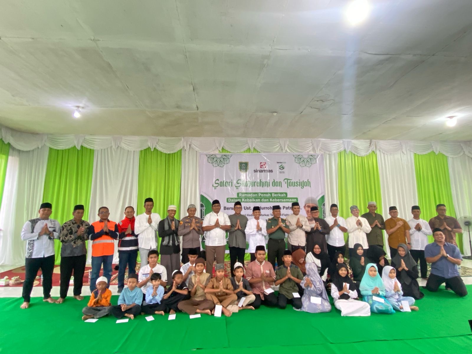SILATURAHMI: Manajemen PT Berau Coal bersama dengan pihak kecamatan dan stakeholder terkait saat mengikuti rangkaian kegiatan safari Ramadan dan tausiyah pada Selasa (11/3). (ARTA KUSUMA YUNANDA/BP)