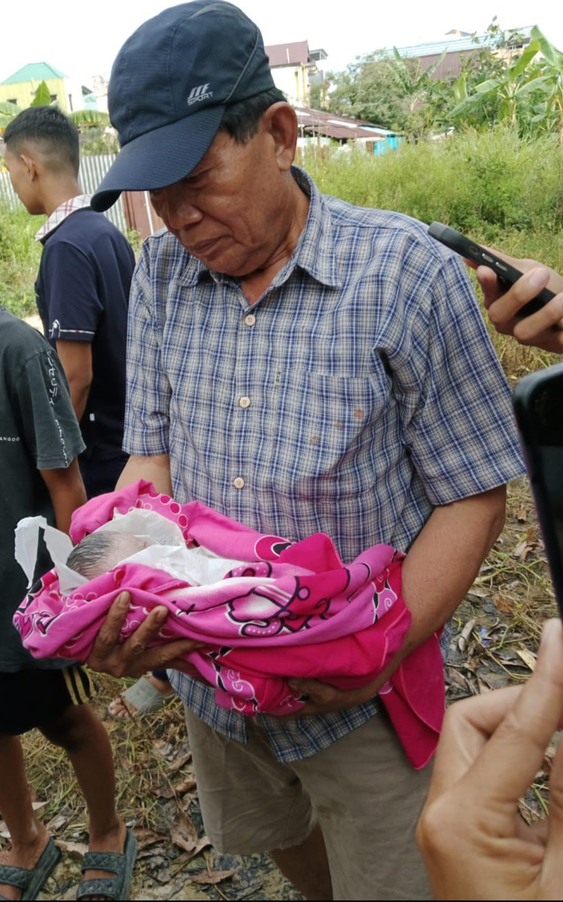 PENEMUAN BAYI: Salah seorang warga selamatkan bayi yang diduga ditelantarkan di Jalan Gajah Mada RT 2, Gang Arwana, Kelurahan Karang Anyar Pantai, Tarakan Barat, Selasa (11/3) lalu.  (DOKUMEN WARGA)