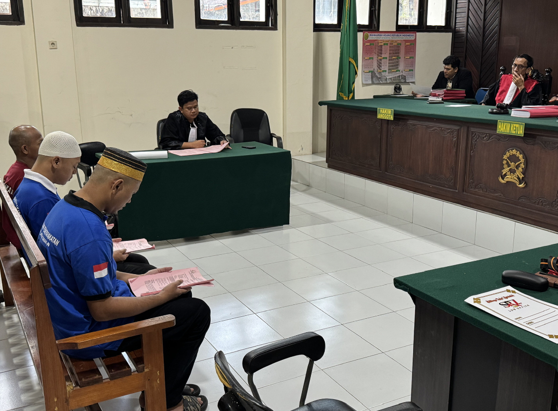 PERSIDANGAN PERDANA: Daniel Costa Cs saat jalani persidangan kasus peredaran narkotika jenis sabu seberat 74 kg di Pengadilan Negeri Tarakan, Kamis (13/3). (SEPTIAN ASMADI/HRK)