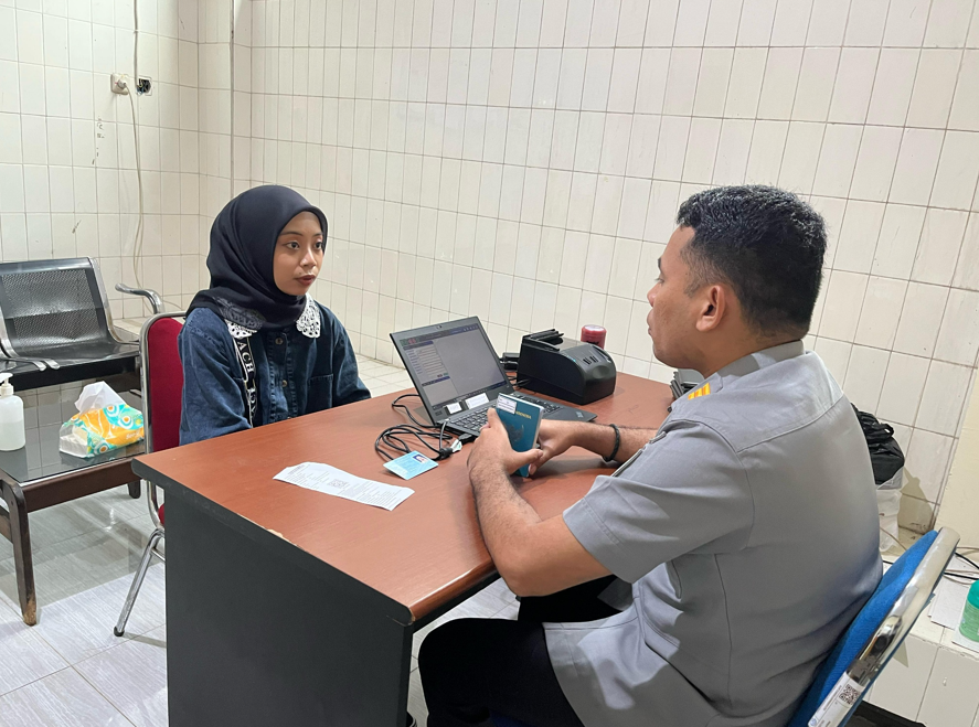 DIPERIKSA: Petugas Imigrasi Tarakan periksa penumpang yang diduga jadi korban TPPO ke Malaysia. (IMIGRASI TARAKAN UNTUK HRK)