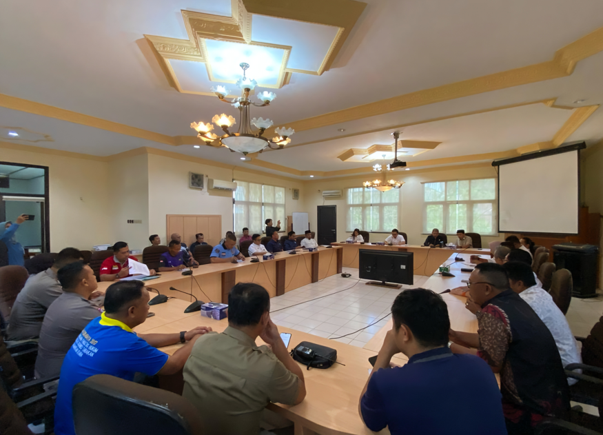 KOORDINASI: Tim gabungan koordinasi terkait pencegahan parkir sembarangan di ruas jalan Kota Tarakan, Jumat (14/3). (SEPTIAN ASMADI/HRK)