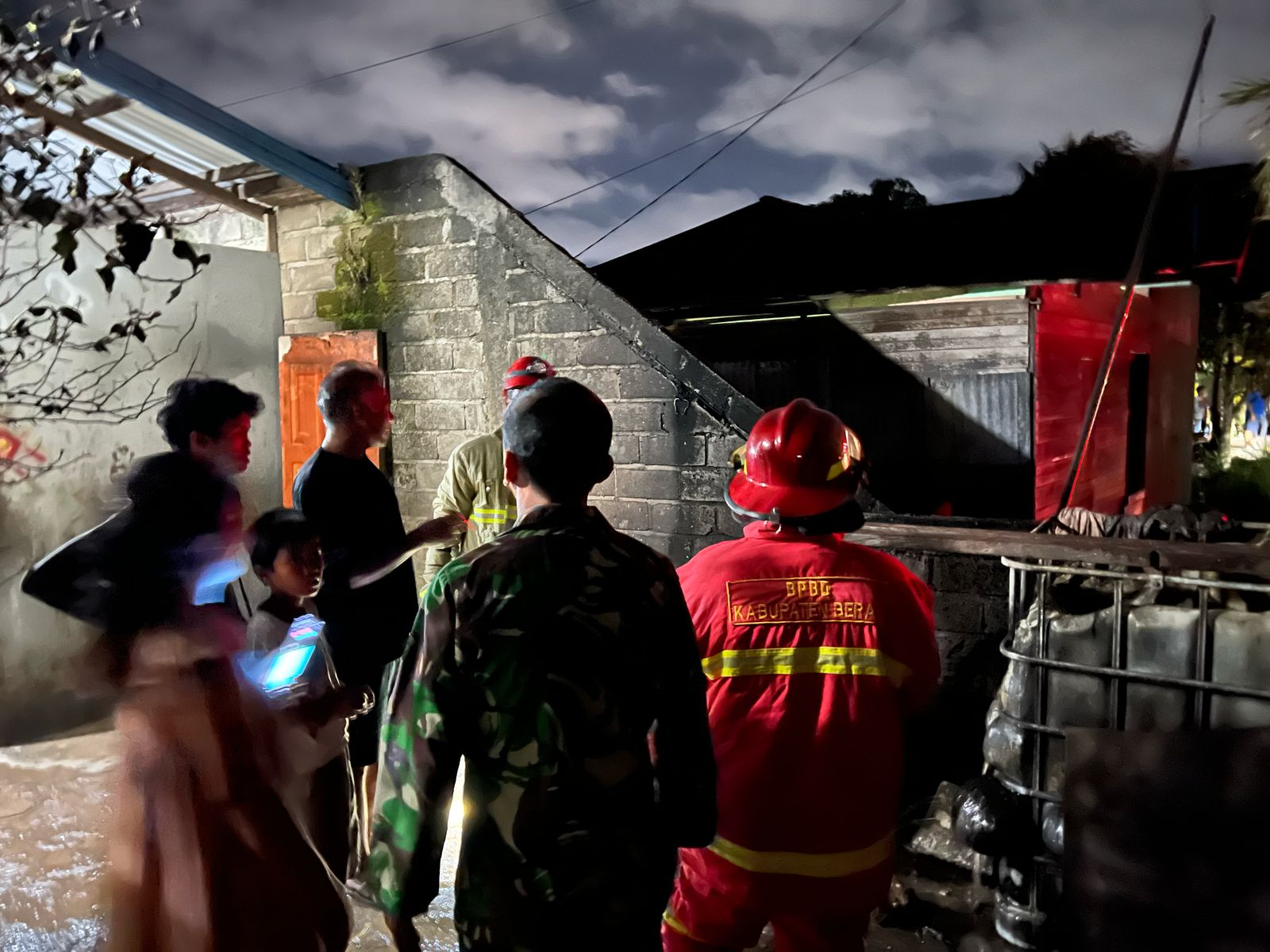 NYARIS TERBAKAR: Satu unit rumah milik warga di Gang Bangau, Kecamatan Teluk Bayur nyaris jadi arang. (ARTA KUSUMA YUNANDA/BP)