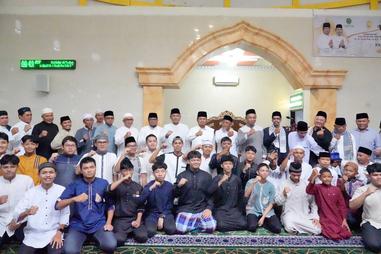 SUBUH BERJAMAAH: Wakil Gubernur Seno Aji dan Gubernur Rudy Mas&rsquo;ud saat menunaikan salat subuh berjemaah di Masjid Syuhada Muhammadiyah Tanah Grogot Kabupaten Paser. (HUDA/ADPIMPROV KALTIM)