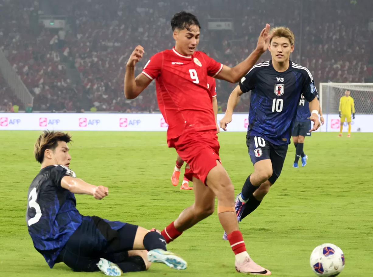 Rafael Struick (Tengah) dijaga pemain Jepang pada pertandingan Kualifikasi Piala Dunia 2026 Zona Asia di Stadion Utama Gelora Bung Karno, Senayan. (Dery Ridwansah/ JawaPos)