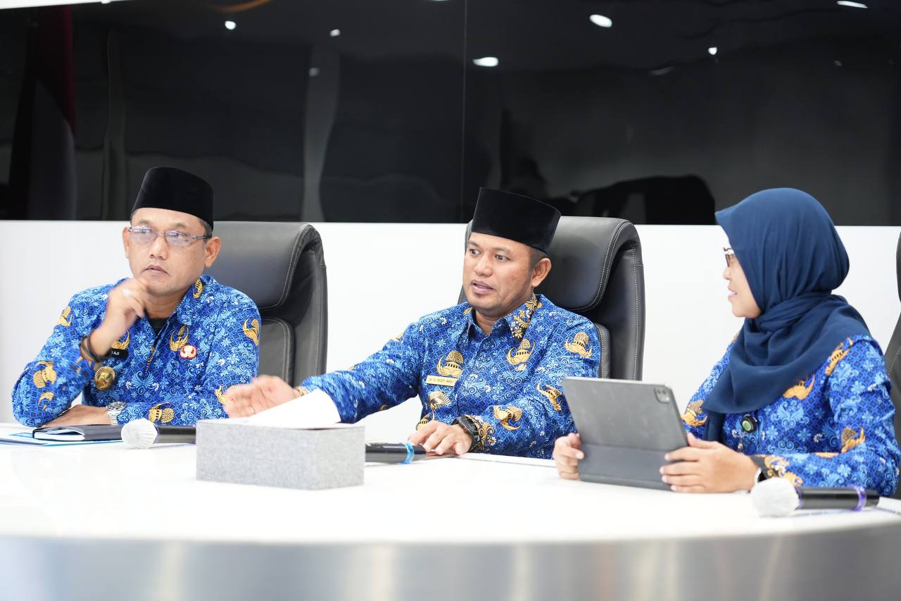 RAPAT KOORDINASI: Gubernur Rudy Mas&rsquo;ud, Wagub Seno Aji dan Sekprov Sri Wahyuni mengikut Rapat Koordinasi Penyelenggaraan Pemerintahan Daerah. (FATHUR/ADPIMPROV KALTIM )