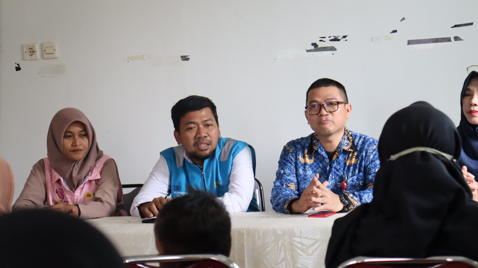 BERKAH RAMADAN: SPS Administrasi PLN IP UBP Berau, Sukuriyanto didampingi Lurah Teluk Bayur, Ade Ananda saat berbagi berkah Ramadan. (PLN IP UBP BERAU UNTUK BP)