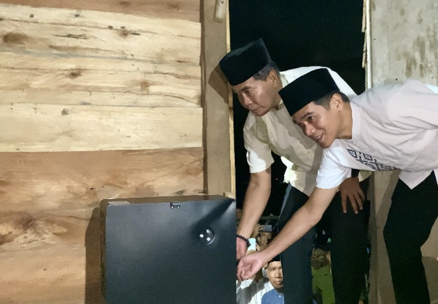KETENAGALISTRIKAN: Gubernur Kaltara Drs H Zainal Arifin Paliwang, S.H., M.Hum berikan bantuan penyediaan listrik bagi masyarakat Desa Binusan, Kabupaten Nunukan. (DKISP KALTARA)