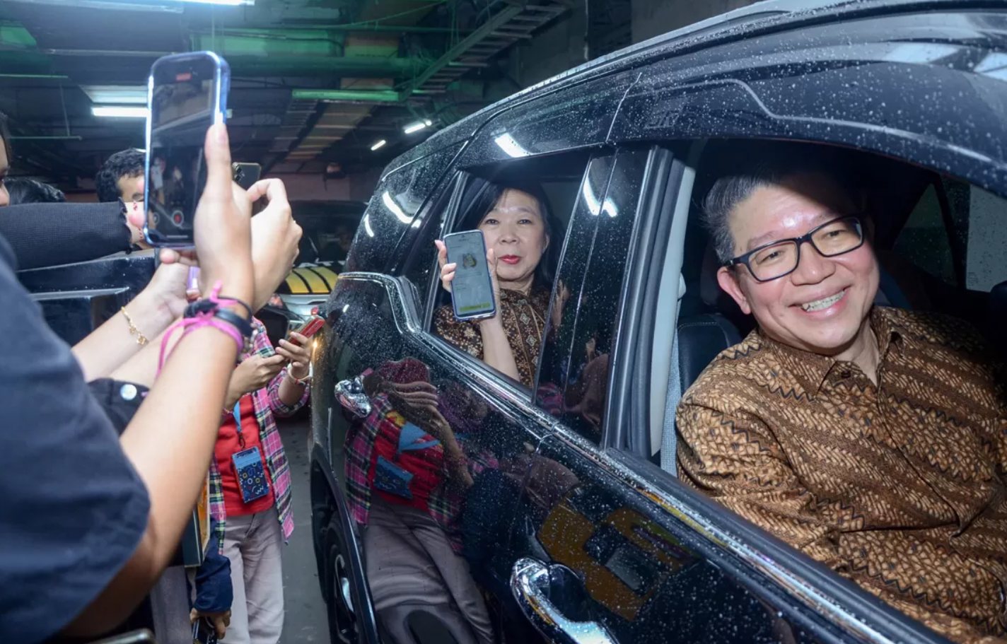 Deputi Gubernur BI Filianingsih Hendarta tengah melakukan pembayaran QRIS Tap di Sky Parking bersama Suhaimin Johan, Direktur Utama Nobu Bank. (Jawapos.com)