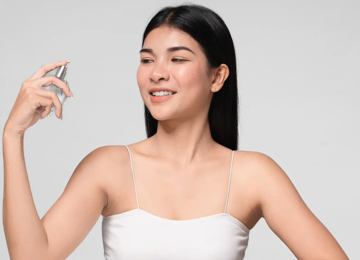 Ilustrasi semprot parfum agar tahan lama. (Femaledaily.com)