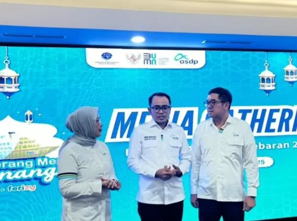 Direktur Utama PT ASDP Indonesia Ferry (Persero) Heru Widodo (tengah) saat media briefing di kantornya (Nurul Fitriana/JawaPos.com).