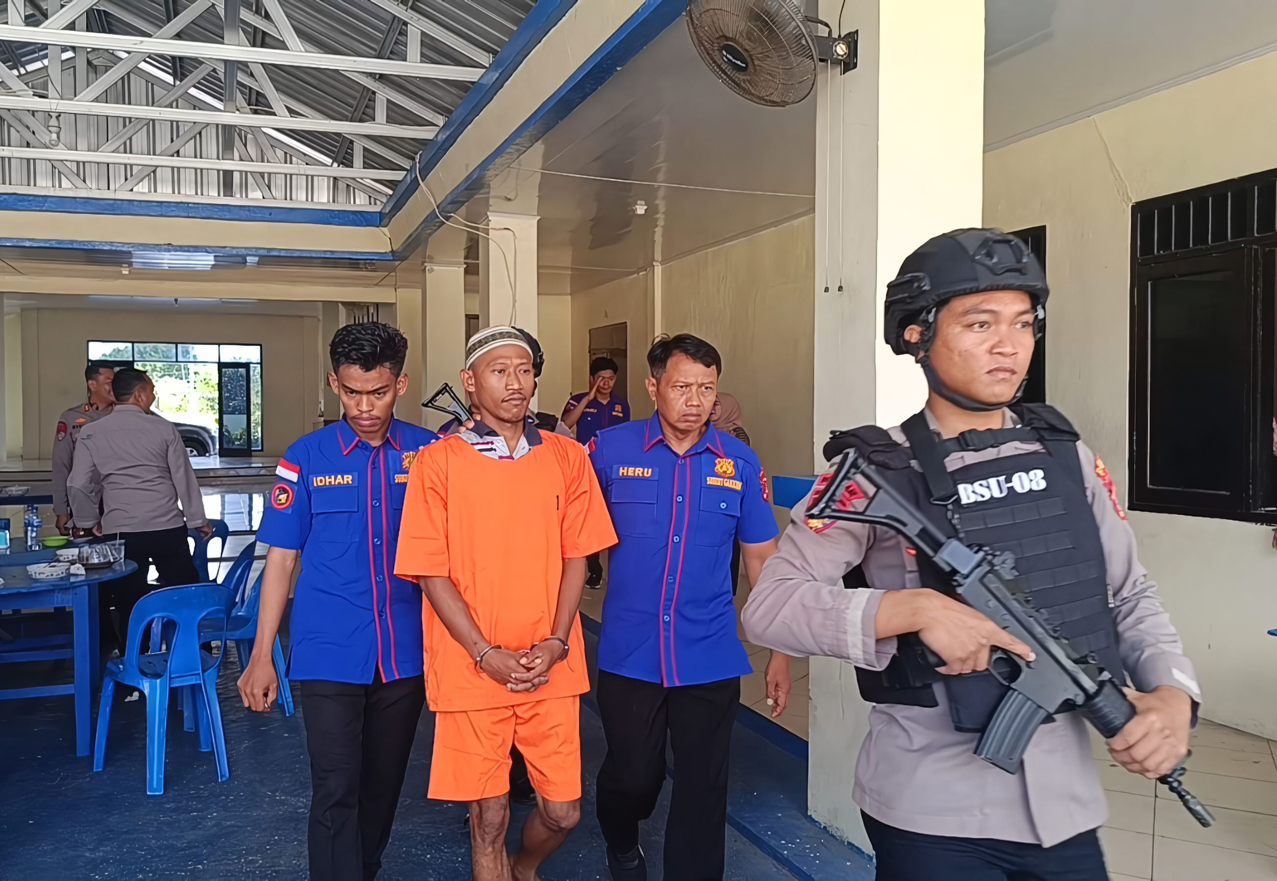 DIAMANKAN POLISI: Terdakwa Wawan saat diamankan personel Ditpolairud Polda Kaltara pada September 2024. (HRK)