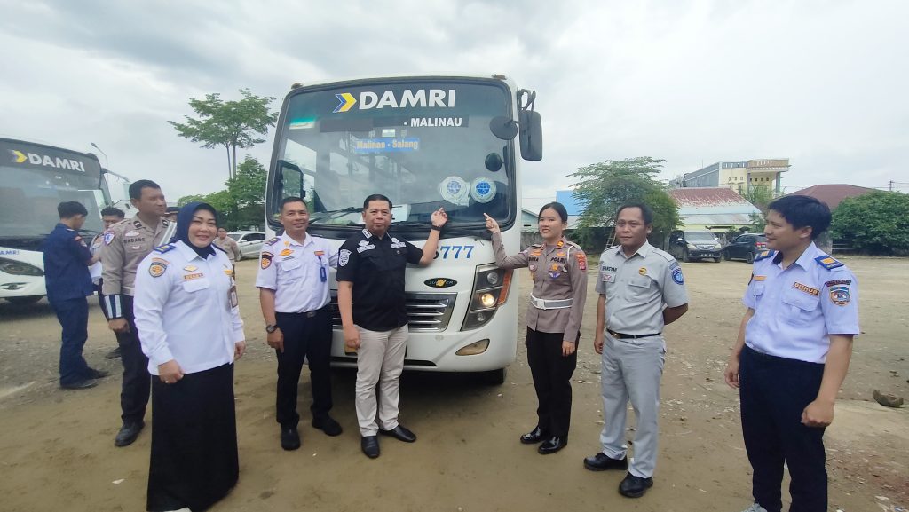 RAMP CHECK: Kadishub Kaltara H Idham Chalid Sp.i., MP (kemeja hitam) ingin memastikan bus Damri laik jalan untuk melayani penumpang jelang Lebaran Idulfitri. (DKISP KALTARA)