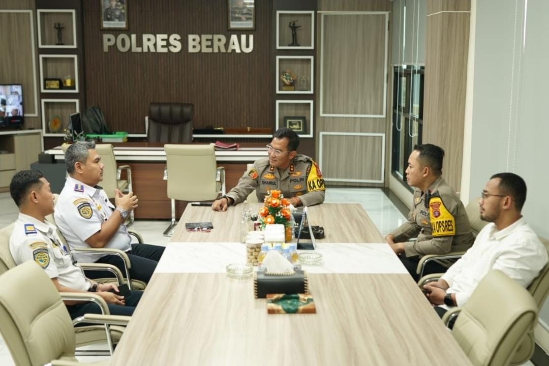 LAKUKAN PERTEMUAN: Kepala Bandara Kalimarau Ferdinan Nurdin temui Kapolres Berau AKBP Khairul Basyar beserta jajaran di Mapolres Berau, belum lama ini. (SENO/BP)