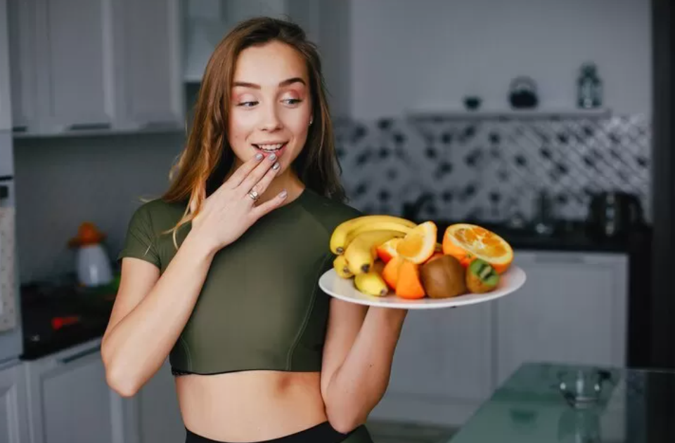 Ilustrasi orang yang hidup sehat meski malas berolahraga. (freepik/ prostooleh)