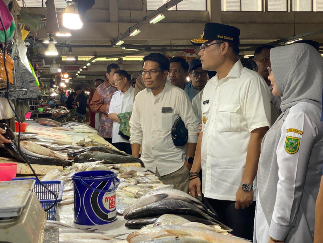 PANTAU LANGSUNG: Wakil Gubernur Kaltim Seno Aji didampingi Bupati Berau Sri Juniarsih saat menyambangi Pasar Sanggam Adji Dilayas, kemarin (19/3). (IZZA/BP)