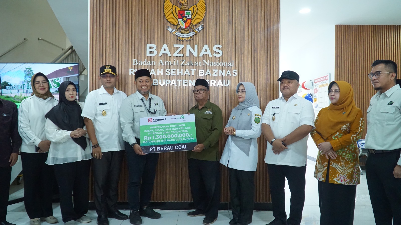 DISERAHKAN: Community Base Development Coordinator PT Berau Coal, Reza Hermawan, menyerahkan komitmen ZIS PT Berau Coal senilai Rp 1,3 miliar yang langsung diterima Ketua Baznas Berau. (SENO/BP)