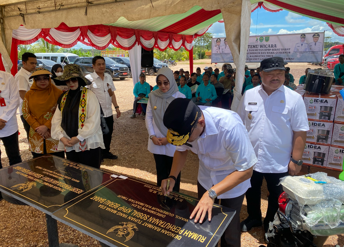 DIRESMIKAN: Wakil Gubernur Kaltim, Seno Aji, saat menandatangani prasasti salah satu wisata buatan di Kecamatan Teluk Bayur, Rabu (19/3). (IZZA/BP)