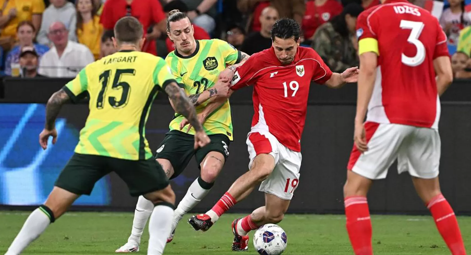Aksi Thom Haye dan Timnas Indonesia saat melawan Australia. (AFP via Jawa Pos)