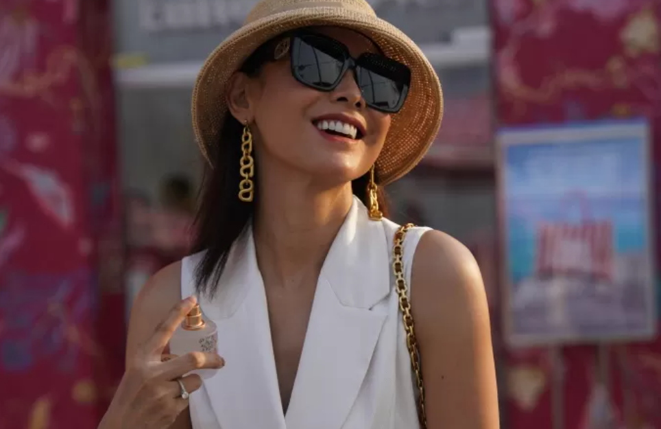 Ilustrasi orang pakai parfum saat cuaca cerah. (Jawapos.com)