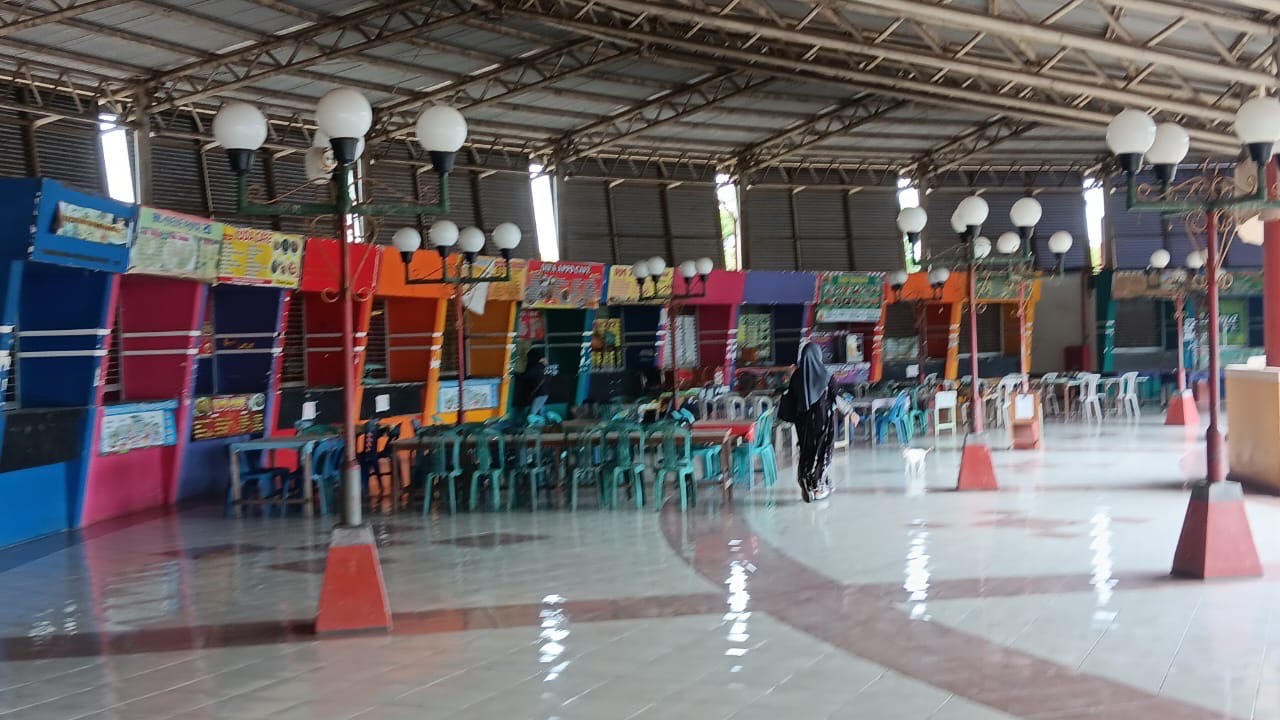 SEPI PENGUNJUNG: Food court Pasar SAD yang ada di lantai dua terlihat sepi dan tidak ada kios yang buka. (IZZA/BP)