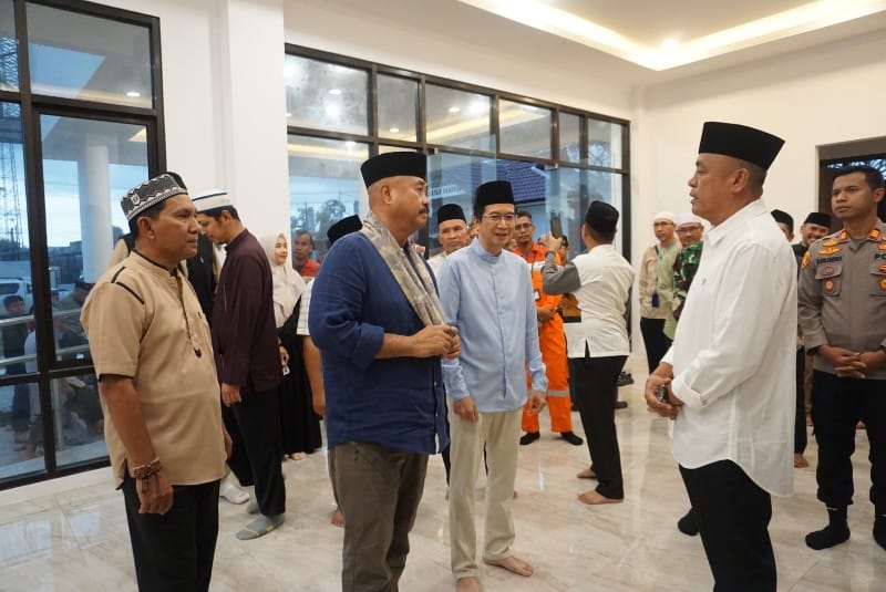 MEGAH: Bupati Kukar Edi Damansyah meresmikan Kantor Camat Samboja yang ditandai dengan pengguntingan pita dan juga Penandatanganan prasasti peresmian. (HUMAS UNTUK BP)