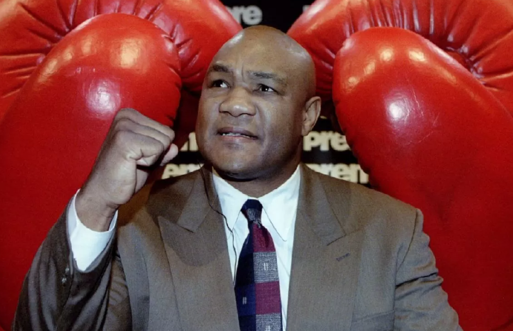 George Foreman, legenda tinju kelas berat, meninggal dunia pada usia 76 tahun, meninggalkan warisan yang tak terlupakan. (Skynews)