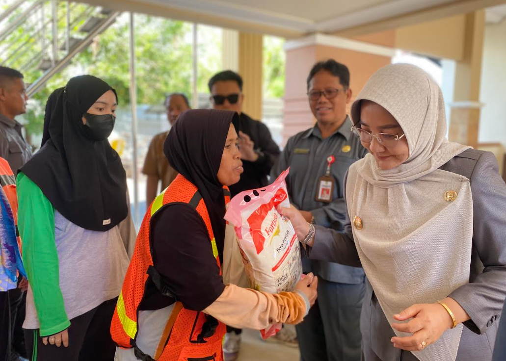 SALURKAN BANTUAN: Bupati Berau, Sri Juniarsih menyalurkan bingkisan Lebaran kepada ratusan petugas kebersihan di bawah naungan DLHK Berau sebagai bentuk apresiasi. (SENO/BP)