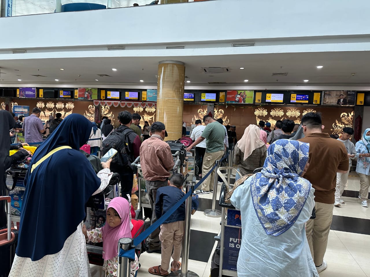 SAMBUT LEBARAN: Para penumpang yang mengantre di Bandara Aji Pangeran Tumenggung Pranoto Samarinda.  (HUMAS)