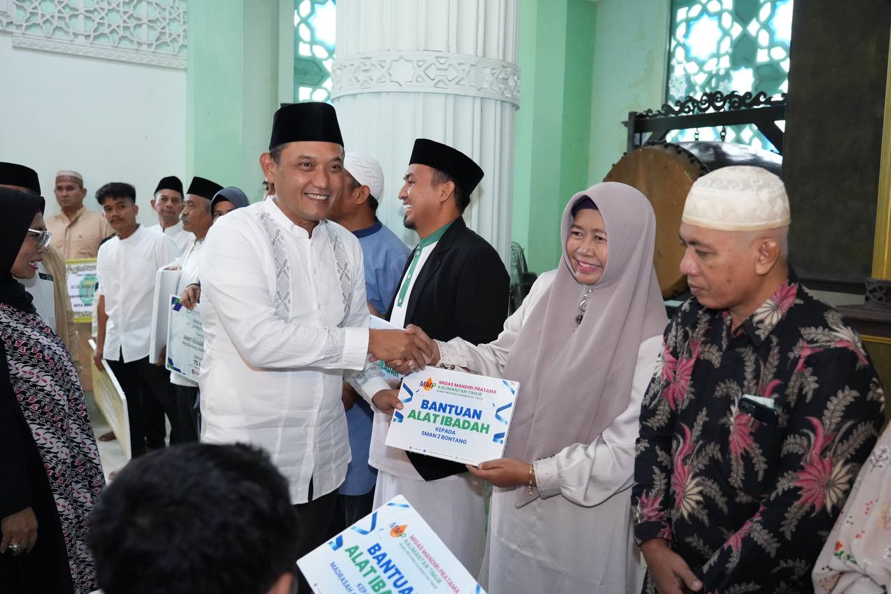 SERAHKAN BANTUAN: Wagub Seno Aji bersama para pelajar Bontang dan menyerahkan bantuan Pemprov Kaltim untuk masyarakat Bontang. (HUMAS UNTUK BP)