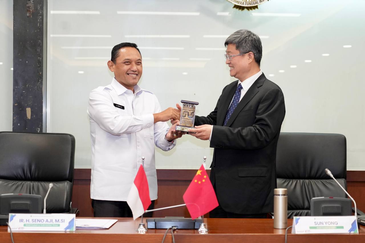 CENDERA MATA : Wakil Gubernur Seno Aji menyerahkan cendera mata kerajinan khas Dayak, berupa anjat mini kepada Wakil Gubernur Anhui Sun Yong. (ARIEF/ADPIMPROV KALTIM )