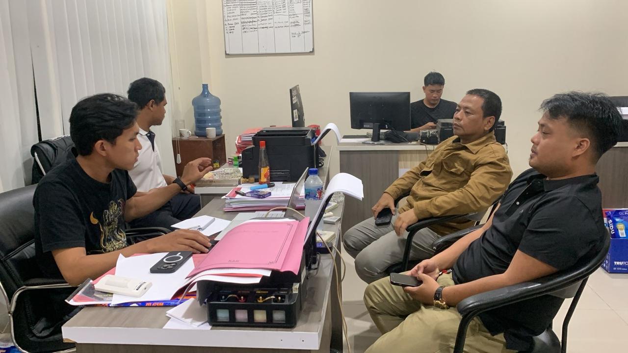 PEMERIKSAAN :Ketua SMSI Berau, Indera Teguh Nurcahyadi saat dimintai keterangan oleh pihak Satreskrim Polres Berau, terkait dugaan ancaman yang ia terima. (BERAU POST)