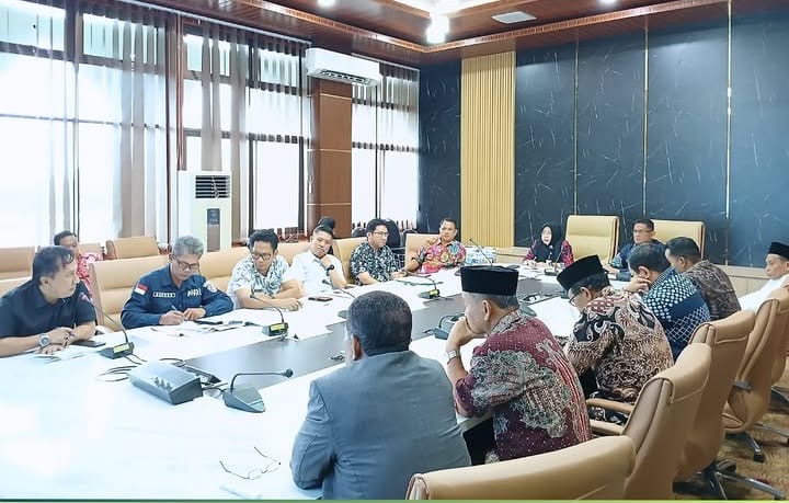 PERTEMUAN: Suasana rapat forum konsultasi publik Raperbup Pengendalian dan Pengawasan Minuman Beralkohol. (PEMKAB BULUNGAN UNTUK HRK)
